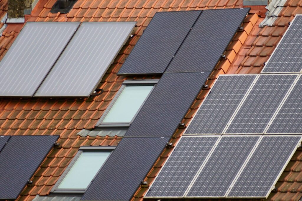 En MAPA Instalaciones ofrecemos un servicio integral de instalación de placas solares para comunidades de propietarios en Palma de Mallorca, adaptando cada proyecto a las necesidades energéticas del edificio. Realizamos un estudio técnico previo para analizar el consumo de las zonas comunes, las características de la cubierta y las posibilidades de la instalación, con el objetivo de desarrollar una solución eficiente y rentable. Nuestro equipo se encarga de todas las fases del proyecto, desde el asesoramiento y la planificación hasta la instalación, legalización y puesta en marcha, garantizando un trabajo profesional, seguro y preparado para ofrecer el máximo rendimiento durante muchos años.